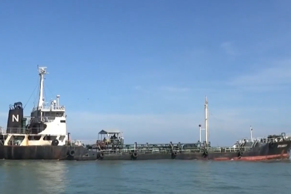 Cảnh sát biển tạm giữ tàu nước ngoài buôn lậu 1,7 triệu lít dầu