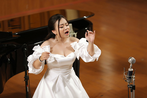 Sao Mai Phương Nga giúp học trò giành điểm 10 tốt nghiệp