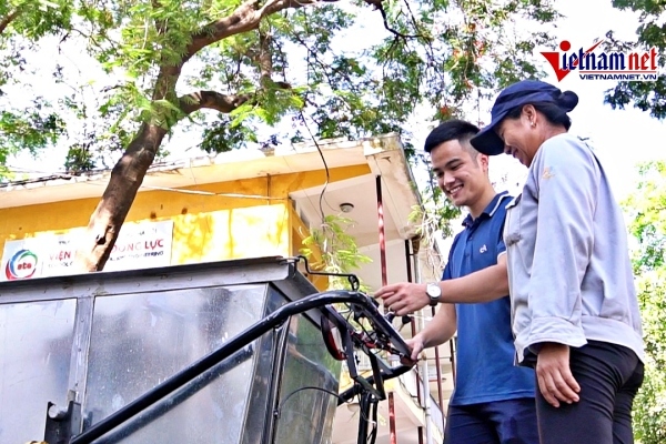 Sinh viên Hà Nội chế tạo xe gom rác thông minh, tự lái theo la bàn