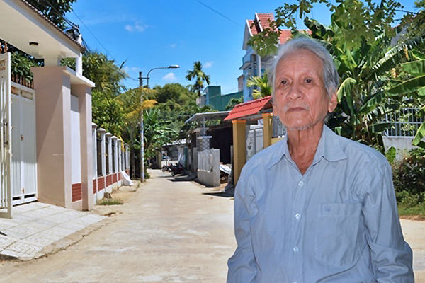 Cụ ông ở Quảng Ngãi hiến 200m2 đất 'vàng' làm đường cho bà con