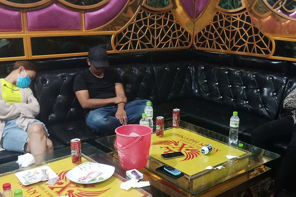 Đột kích quán karaoke ở miền Tây, 40 nam nữ phê ma tuý