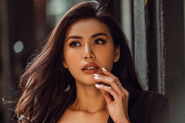 Siêu mẫu Minh Tú: ‘Sách là món phụ kiện vô giá cho trí tuệ’