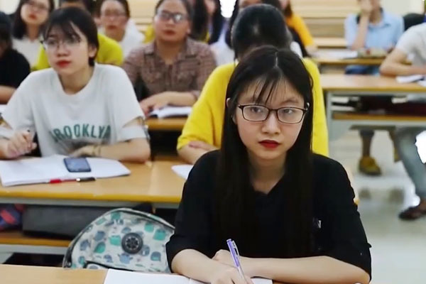 Cô gái Phú Thọ bị bại não trở thành sinh viên đại học