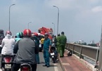 Bỏ lại dép trên cầu, thanh niên lao xuống sông Sài Gòn tự tử