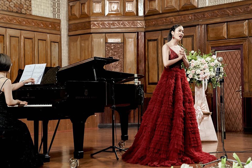 Tuyết Nga: Tôi là ca sĩ chuyên nghiệp, không phải 'hoa hậu đi hát'