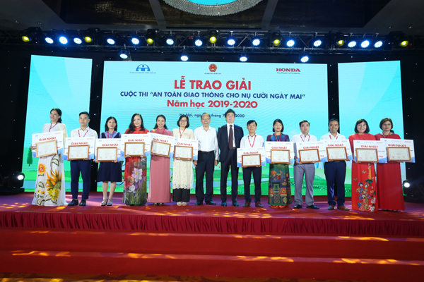 Hàng trăm học sinh, giáo viên nhận giải ‘An toàn giao thông cho nụ cười ngày mai’