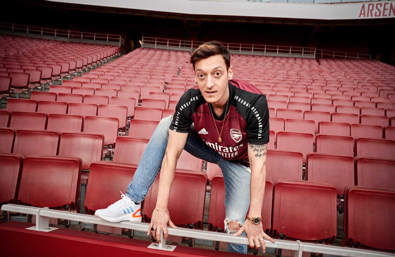 Ozil ngồi không nhận lương khủng, Arsenal bó tay