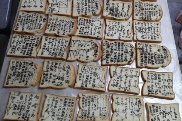 Giáo viên viết công thức toán lên bánh mì, tặng học sinh đi thi đại học