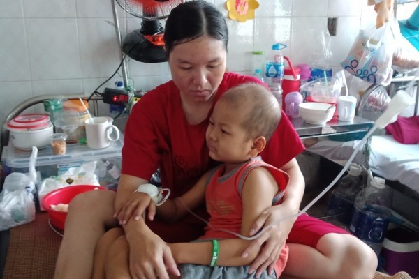 Con đau đớn thèm đi học, mẹ nuốt nước mắt xin cứu giúp