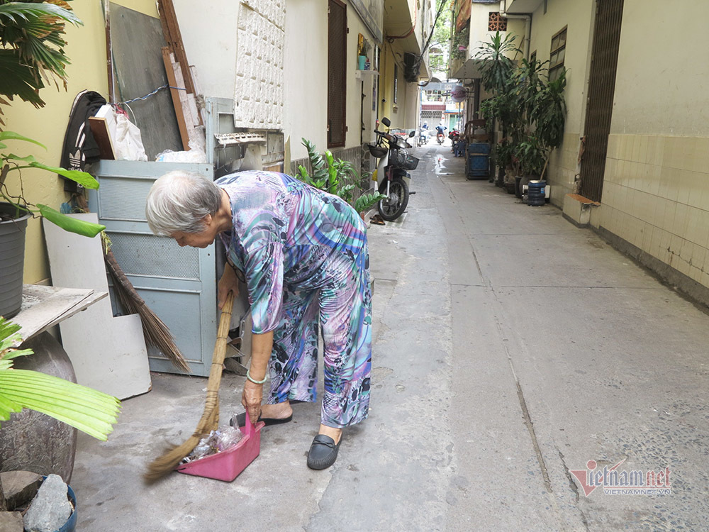 Cụ bà 14 năm nhặt rác, trồng cây làm xanh sạch con hẻm ở Sài Gòn