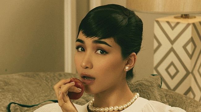 Hòa Minzy gây bất ngờ khi hoá thân Audrey Hepburn