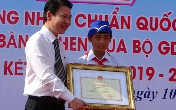 Nam sinh nhặt rác trong mưa được Bộ Giáo dục tặng bằng khen