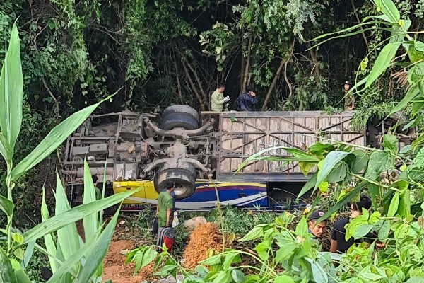 Phó thủ tướng chỉ đạo khẩn vụ xe rơi đèo, năm người tử vong ở Kon Tum