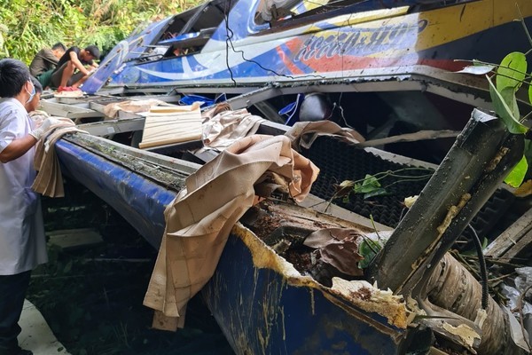 Xe khách rơi xuống đèo ở Kon Tum, năm người tử vong