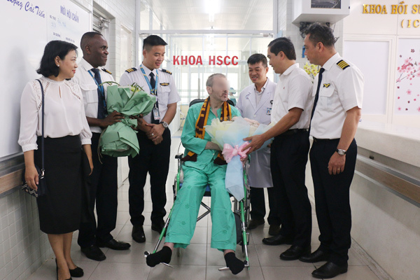 Phi công Anh xuất viện: Bệnh nhân đã 'hạ cánh an toàn'