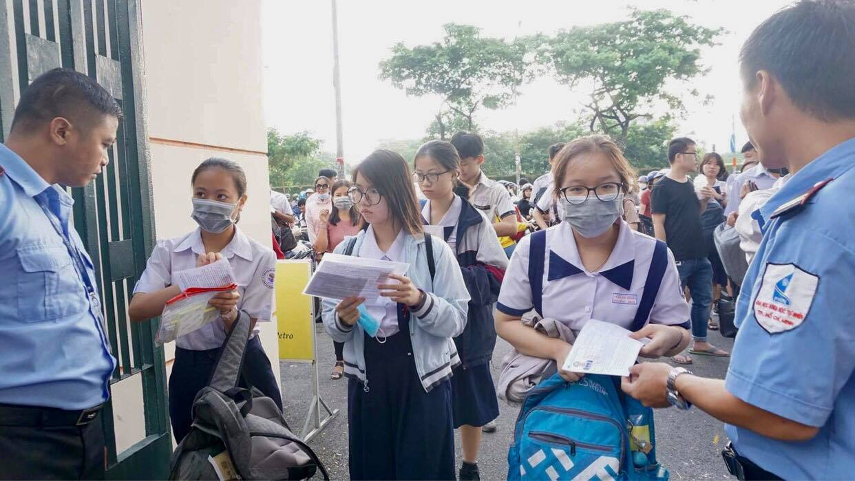 Đề thi môn Toán vào lớp 10 Trường Phổ thông Năng khiếu