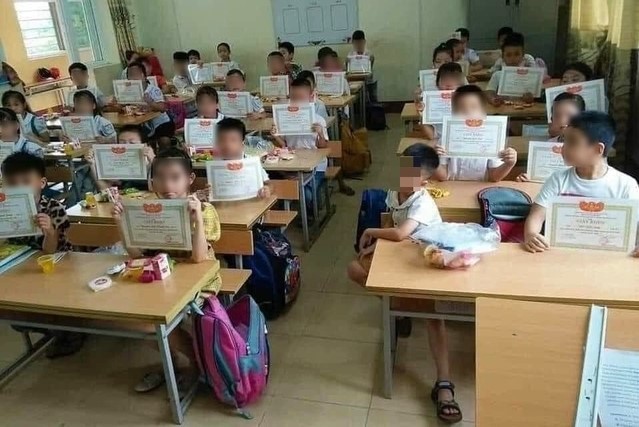 Bộ GD-ĐT lên tiếng về bức ảnh học sinh duy nhất không có giấy khen