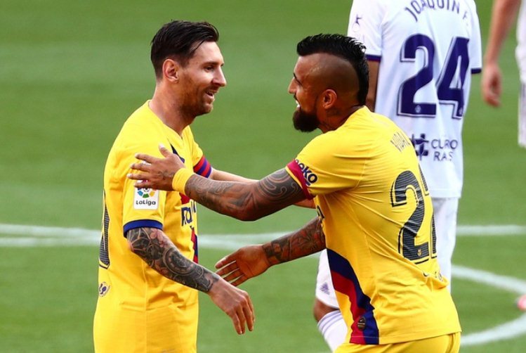 Messi tỏa sáng, Barca níu giữ hi vọng mong manh