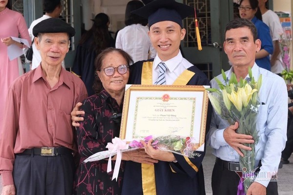 Thủ khoa 30 tuổi trường Sư phạm từng bỏ dở đại học hàng đầu thế giới