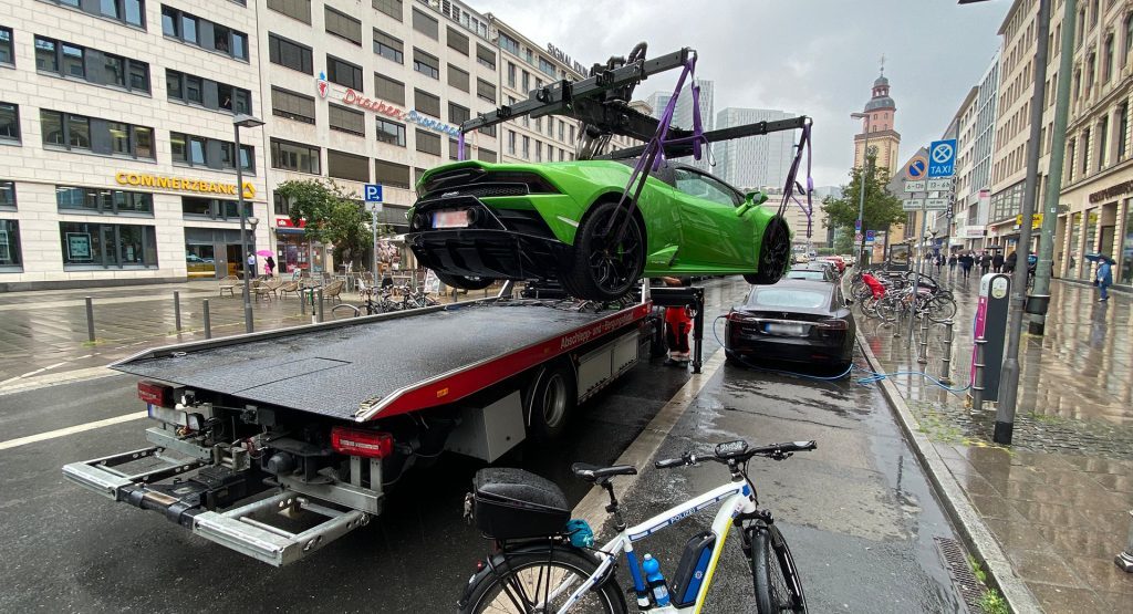 Đỗ chắn cửa, siêu xe Lamborghini Huracan bị cẩu đi