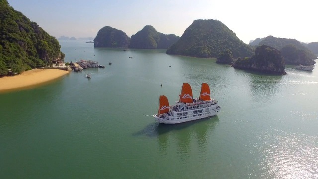 Ha Long Bay halves entrance fees for tourists on overnight boats