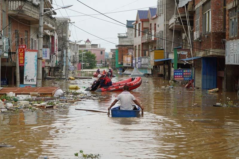 Mưa vẫn trút xuống hạ nguồn Dương Tử, lính cứu hộ TQ vật lộn giữa biển nước