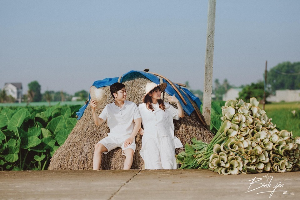 Vợ chồng ‘đũa lệch’ khoe bộ ảnh tình tứ trên đồng rau mướt mắt