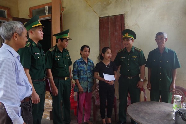 Hà Tĩnh: 61 học sinh nghèo được hỗ trợ từ chương trình “Nâng bước em đến trường”