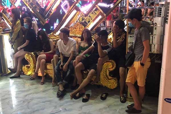 Dân chơi phê ma túy trong bữa tiệc thác loạn vùng ven Sài Gòn