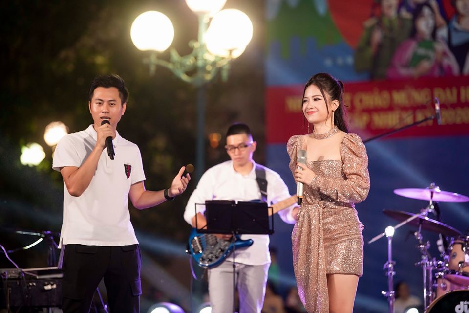 Dương Hoàng Yến khuấy động phố đi bộ bằng loạt hit đình đám