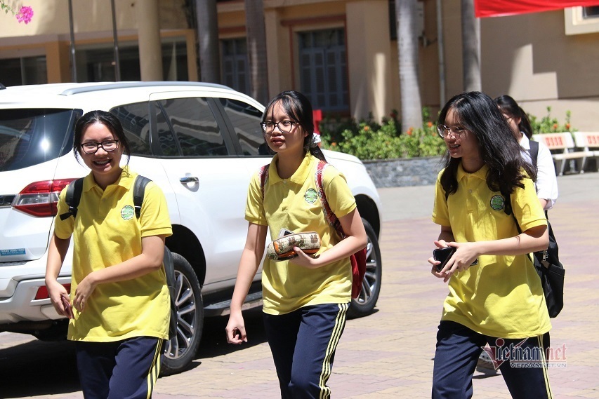 Đề thi chuyên Toán trường Chuyên Sư phạm