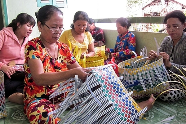 Rủ nhau đan dây nhựa, cải thiện thu nhập nhờ đó thoát nghèo