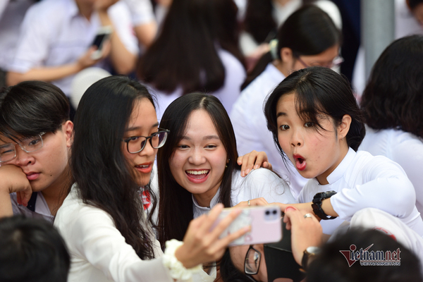 Nữ sinh Gia Định rạng rỡ chia tay tuổi học trò