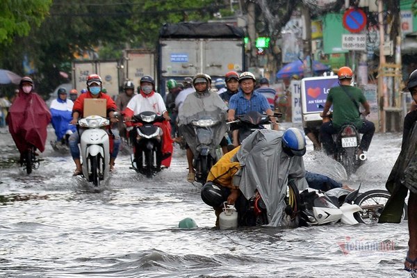 Người Sài Gòn ngã nhào khi bơi giữa đường ngập