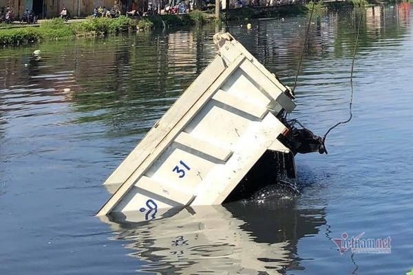 Xe ben tông văng lan can, lao xuống kênh sau tiếng la hét của tài xế