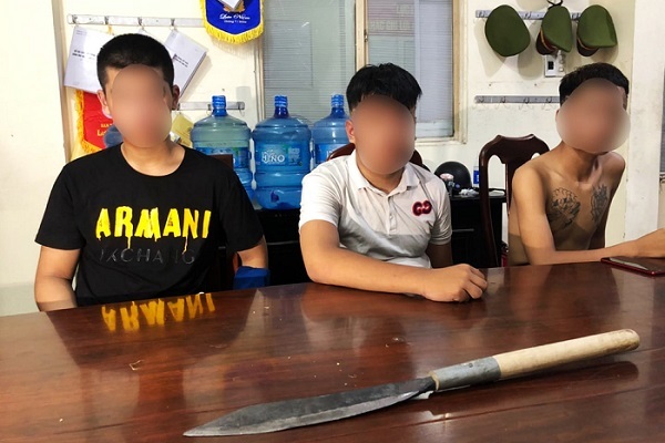 Công an nổ súng khống chế nhóm thanh niên mang hung khí đi hỗn chiến