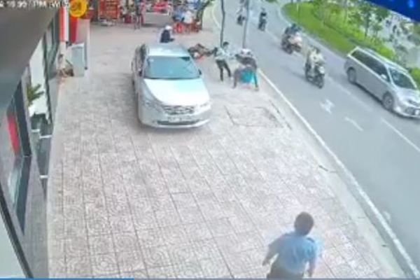 Bắt 2 kẻ cướp điện thoại, tấn công người bị hại trên đường Sài Gòn