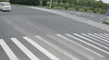 Đèn tín hiệu giao thông không hoạt động, ô tô bị đâm nát đuôi