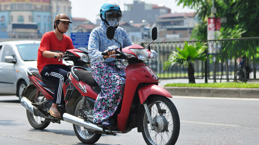 Mặc áo dài, áo chống nắng đi xe máy thế nào cho an toàn