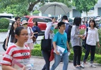 Phụ huynh cầm ô che nắng cho con thi chuyên ở Hà Nội