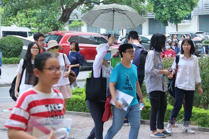 Phụ huynh cầm ô che nắng cho con thi chuyên ở Hà Nội