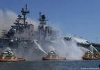 Lửa cháy dữ dội ngày thứ hai liên tiếp trên tàu chiến Mỹ