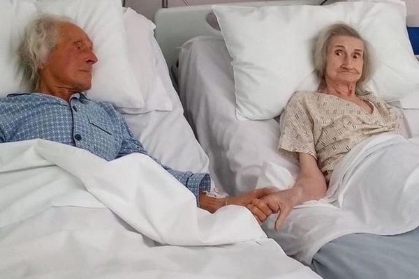 Khoảnh khắc vợ chồng nắm chặt tay nhau trước giây phút sinh tử gây sốt