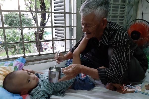 Xót xa bé trai bệnh down mắc ung thư, bị bỏ rơi khi còn khát sữa