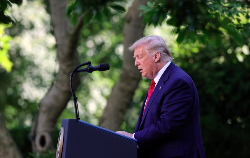 Ông Trump cùng lúc thực hiện hai hành động chống Trung Quốc