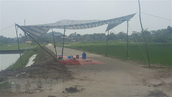 Crowd blocks way to Nam Son landfill for land clearance and compensation