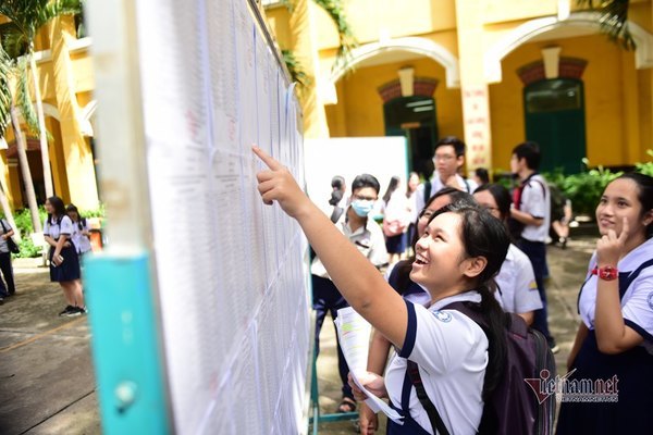 Sĩ tử rạng rỡ trước cuộc đua giành suất vào lớp 10