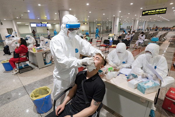 Phát hiện 8 chuyên gia Nga mắc Covid-19 khi vào Việt Nam