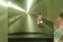 Người phụ nữ vượt chốt chặn, lao xe máy vun vút trong hầm Hải Vân