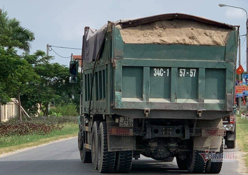 Tài xế rút tuýp sắt lao vào đánh Thanh tra giao thông ở Hải Dương